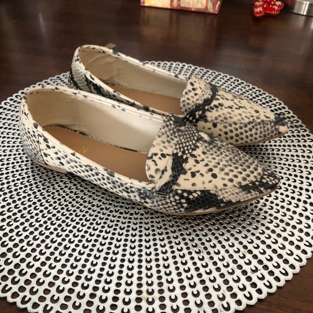 Snakeskin print shoes